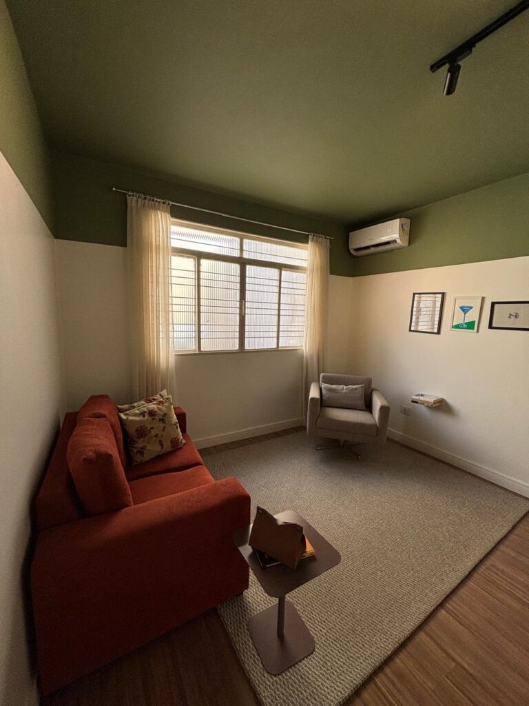Sala de atendimento para adolescentes no consultório em Goiânia